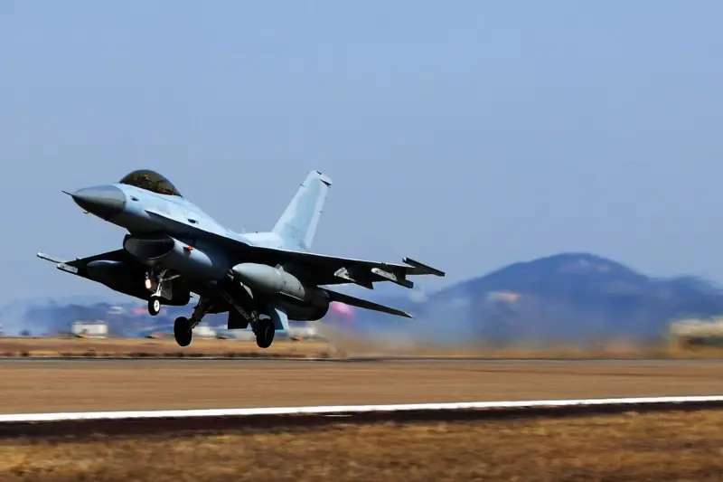 В Южной Корее военный самолёт сбросил бомбы на деревню