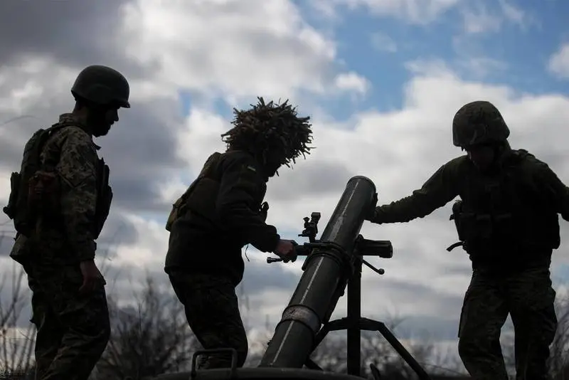 Конфликт на Украине продлится еще несколько лет при отсутствии военной помощи от США, но со временем баланс сместится в сторону России. Такое мнение высказали украинские чиновники, пишет британское издание The Guardian. В Киеве считают, что только помощь США может изменить баланс в сторону
