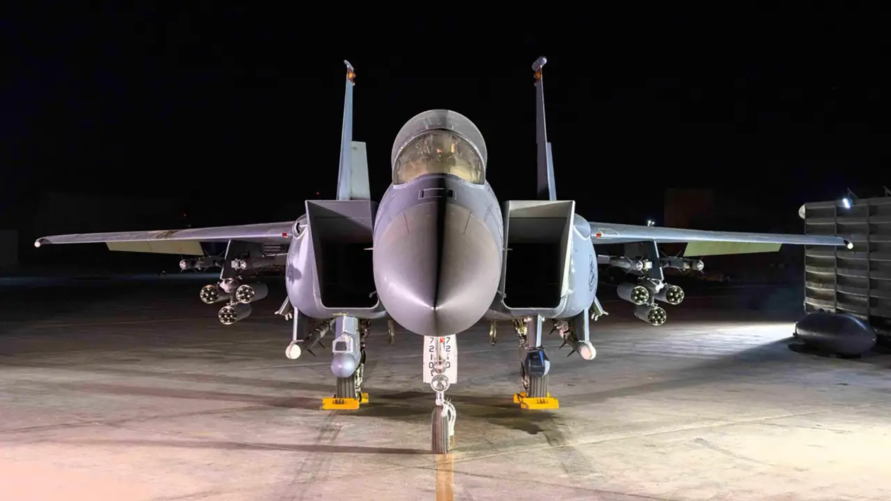 CENTCOM опубликовало фотографию F-15E с боевым снаряжением для борьбы с БПЛА на Ближнем Востоке.