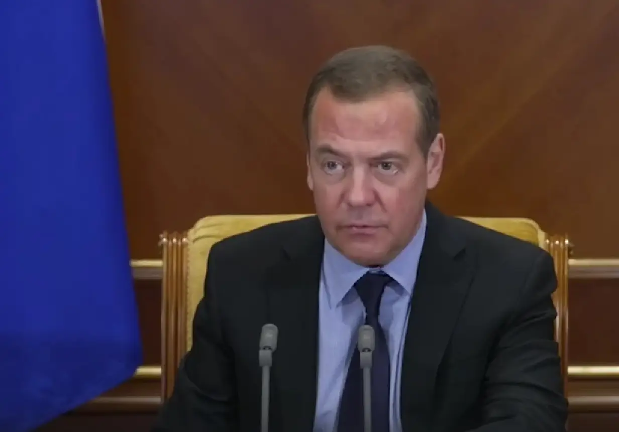 После заявления Зеленского Медведев не гарантирует, что в Киеве наступит 10 мая