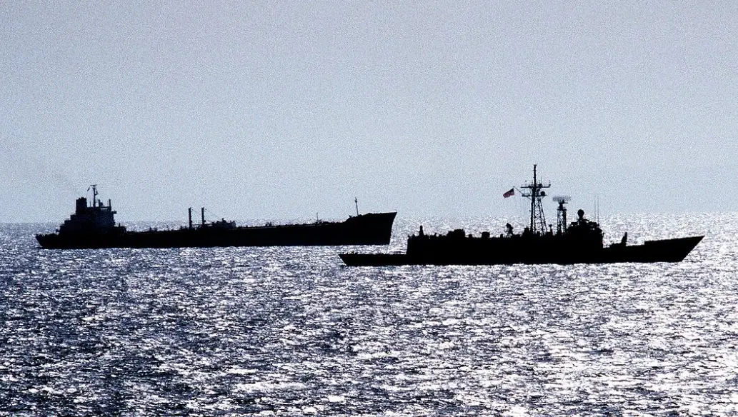 Téhéran annonce la fermeture du détroit d'Ormuz, ce qui entraînerait une forte hausse des prix du pétrole.