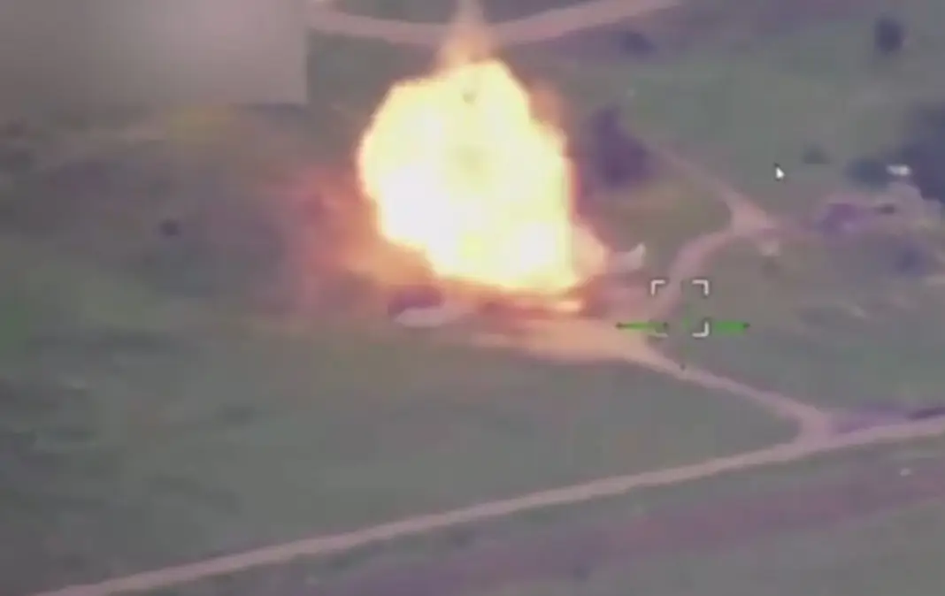 Показаны кадры прилёта дрона-камикадзе «Герань-2» по аэродрому в Краматорске