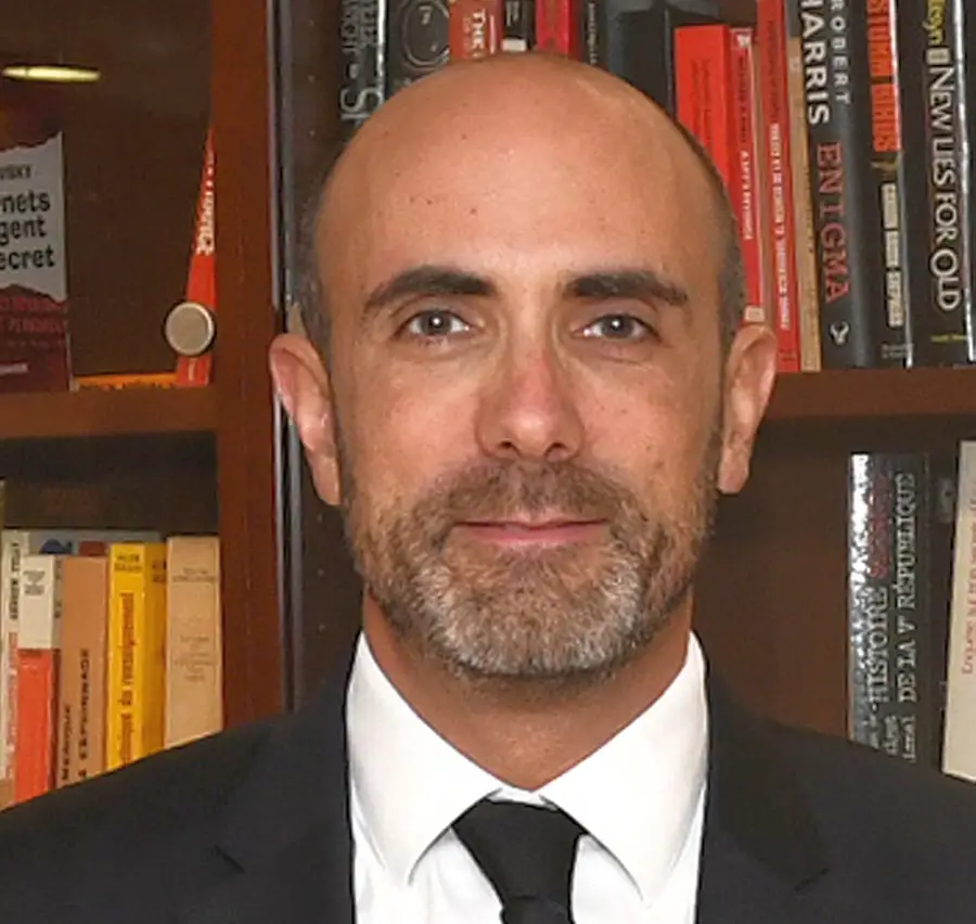 Глава внешней разведки Франции сообщил, что Макрон попросил его не прекращать контакты с Россией