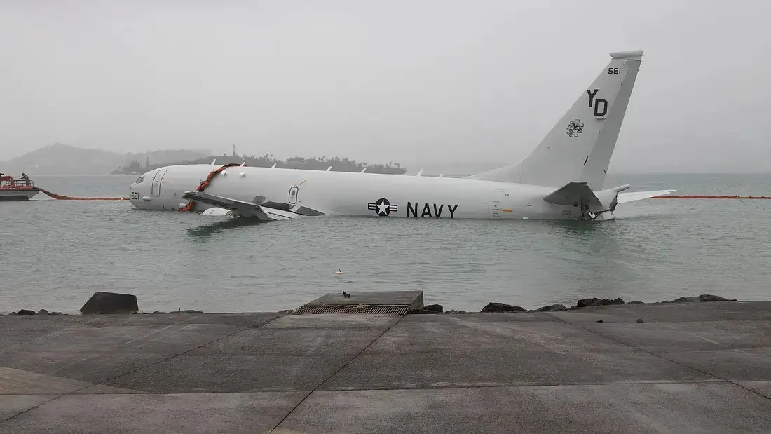 ВМС США показали разрушение противолодочного самолёта P-8A Poseidon