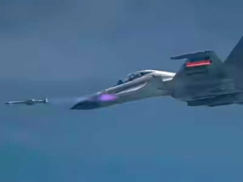 «Преимущество над врагом»: Су-30МКИ индийских ВВС успешно отстрелялся по целям ракетами Astra, которые создаются для перспективного истребителя LCA AF MK1A