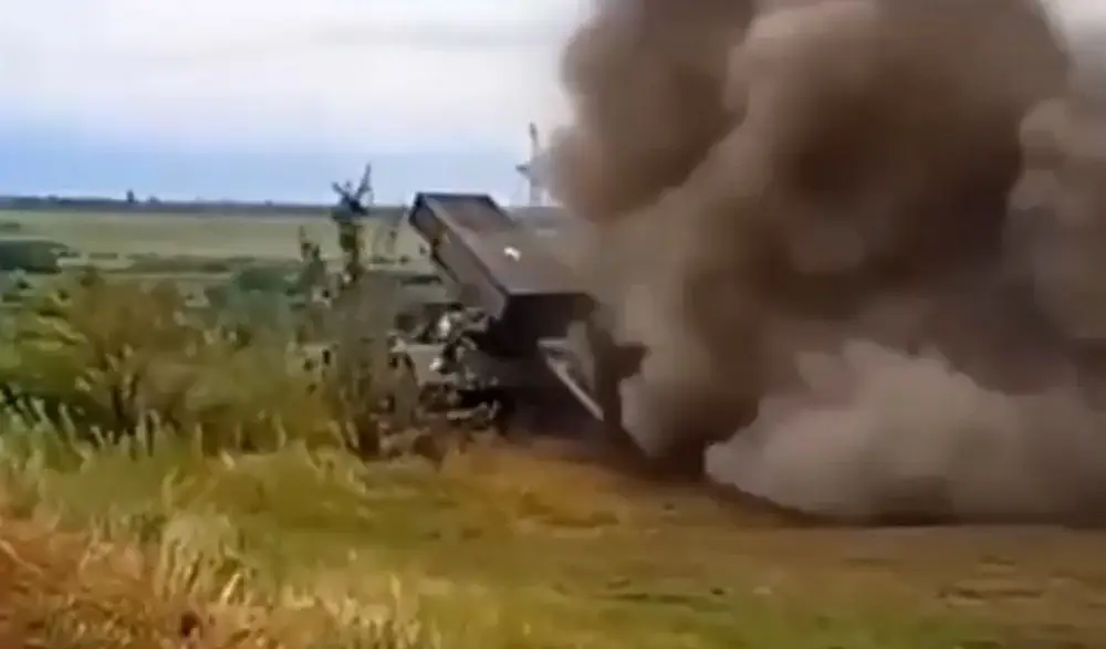 Показано видео, как выпавшая в ходе залпа ракета РСЗО «Град» ВСУ чуть не уничтожила саму установку