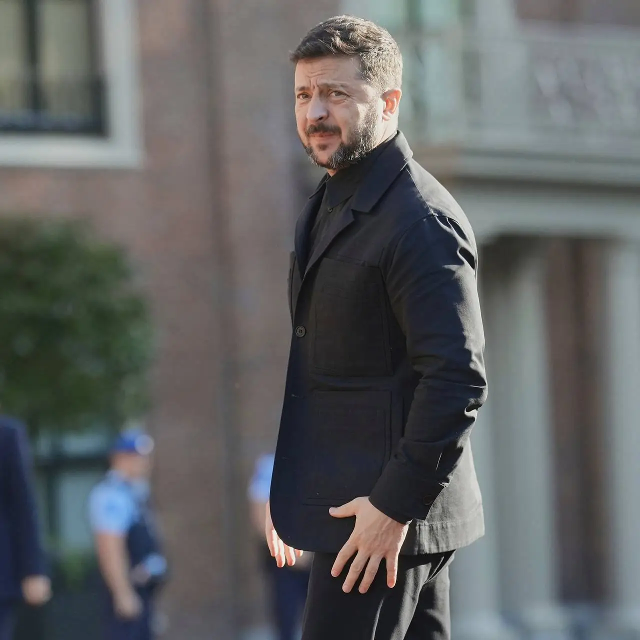 Зеленский идёт к Трампу в пиджаке с огромными накладными карманами