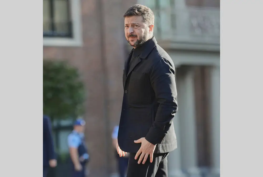 Зеленский идёт к Трампу в пиджаке с огромными накладными карманами