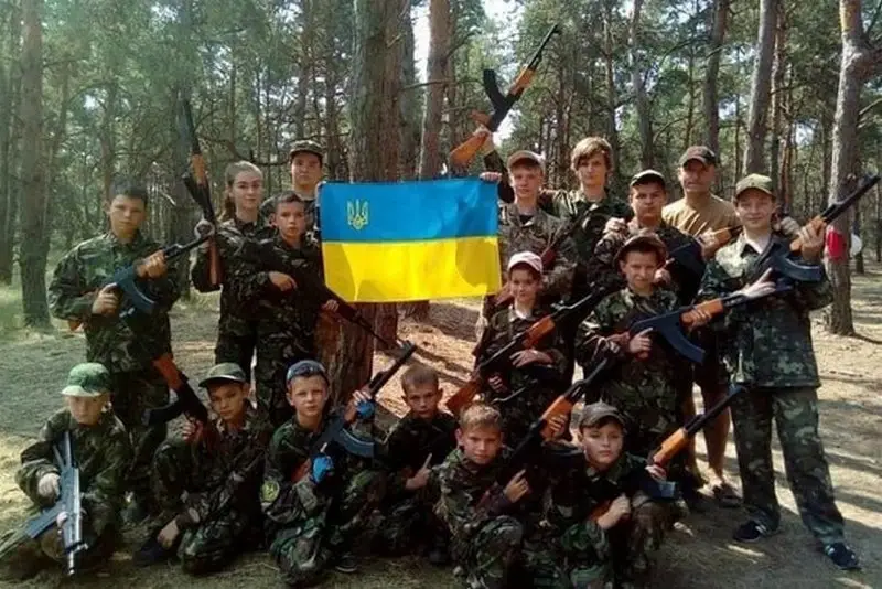Из-за парты на передовую: в национальное сопротивление на Украине начнут набирать с 14 лет