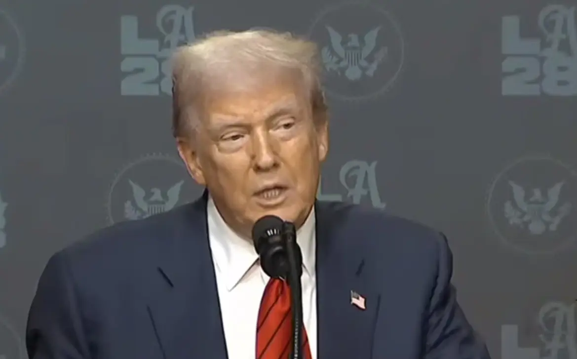 Провалы в памяти: Трамп заявил, что не обещал вводить 100-процентные тарифы против импортёров российской нефти