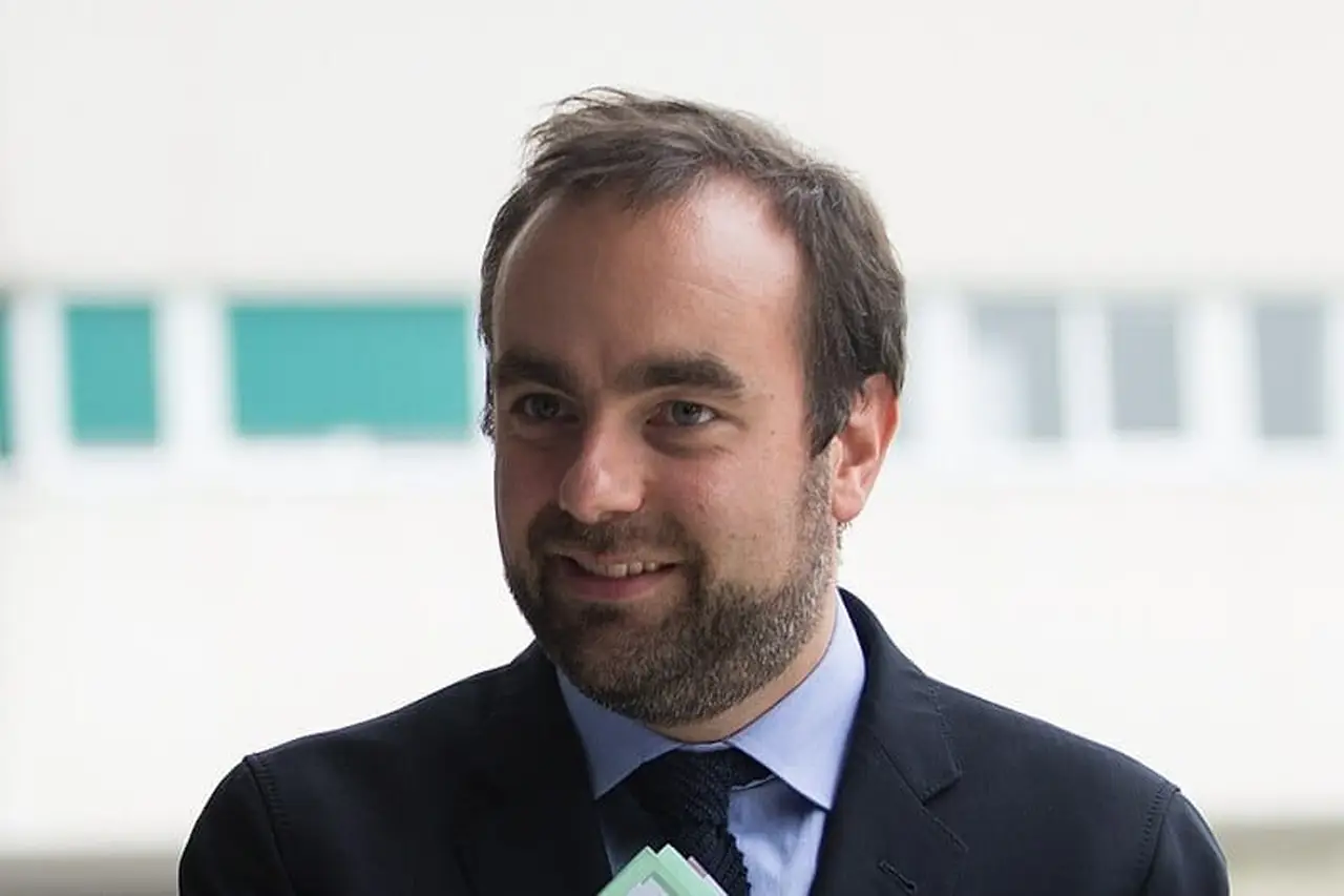 Новый премьер Франции решил не отменять государственный статус Дня победы