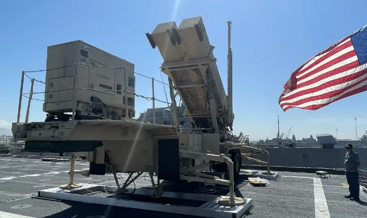 На корабле ВМС США впервые развернули пусковую установку ЗРК Patriot