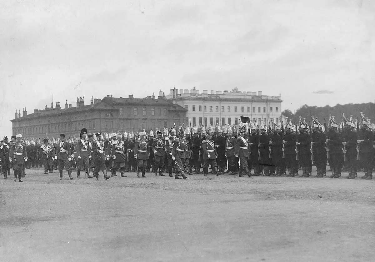 Гвардия в огне, или Что погубило Российскую империю