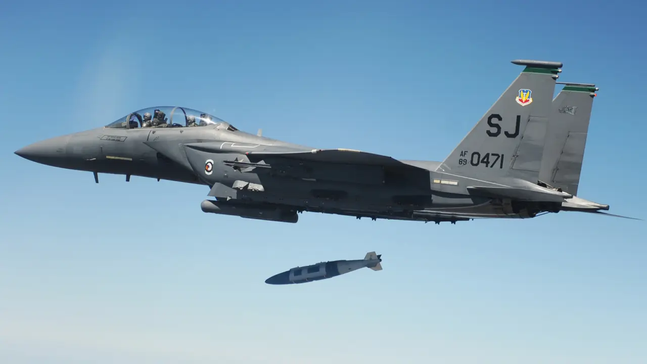 F-15 попытался сбить дрон бомбой с лазерным наведением