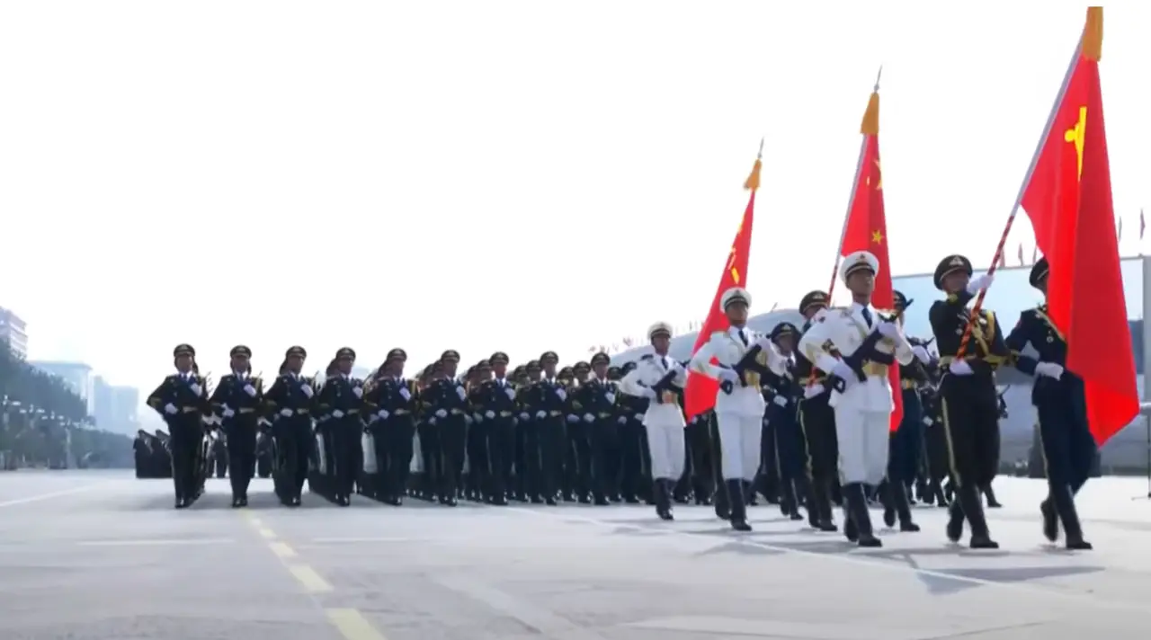 Парад в Пекине открывался знаменосцами и красным флагом с серпом и молотом