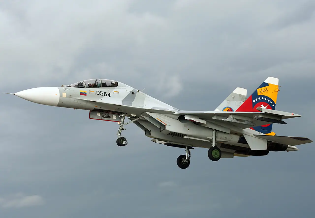 Су-30 ВВС Венесуэлы показали ракеты, пролетев над американскими кораблями