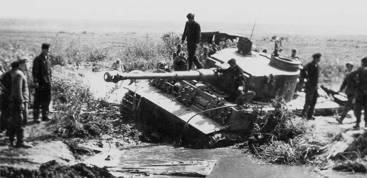 Ох, и тяжелая это работа - из болота тащить подбитый «Тигр»