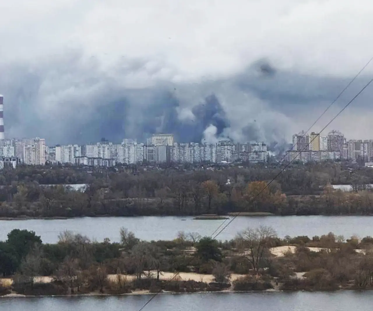 В левобережной части Киева продолжают бушевать пожары после ночных ударов