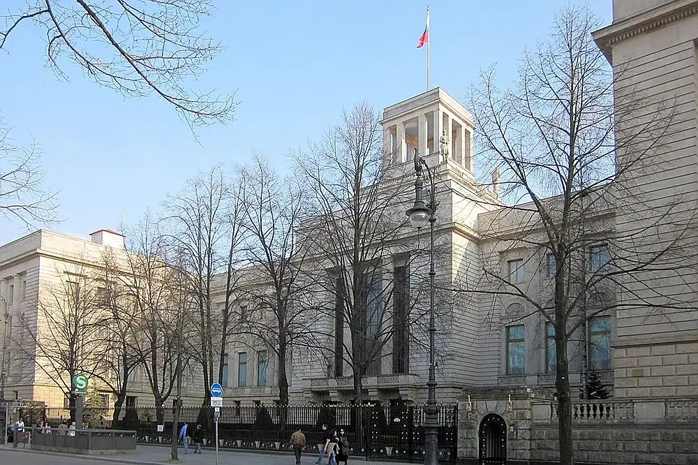 Депутаты партии АдГ водят немцев на экскурсии в посольство России