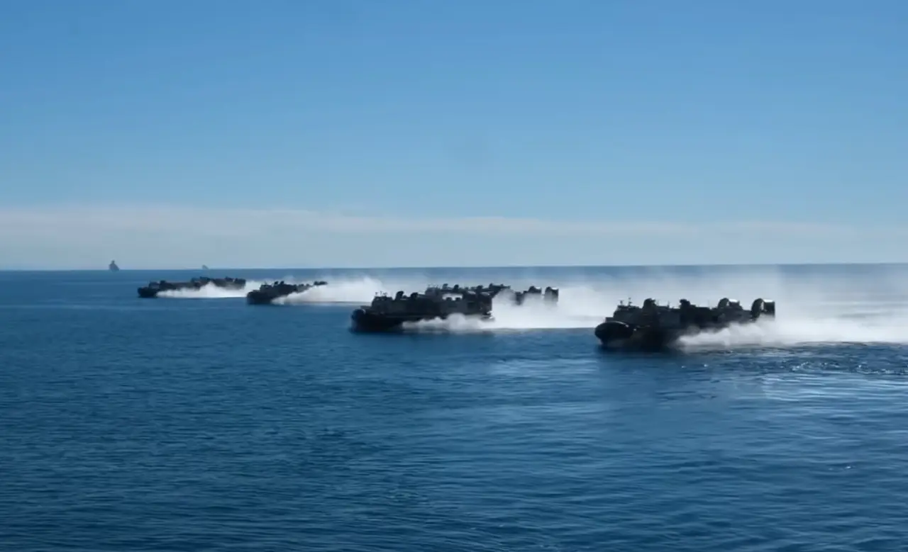 США стягивают к Венесуэле до 16 тысяч военных и самый большой авианосец