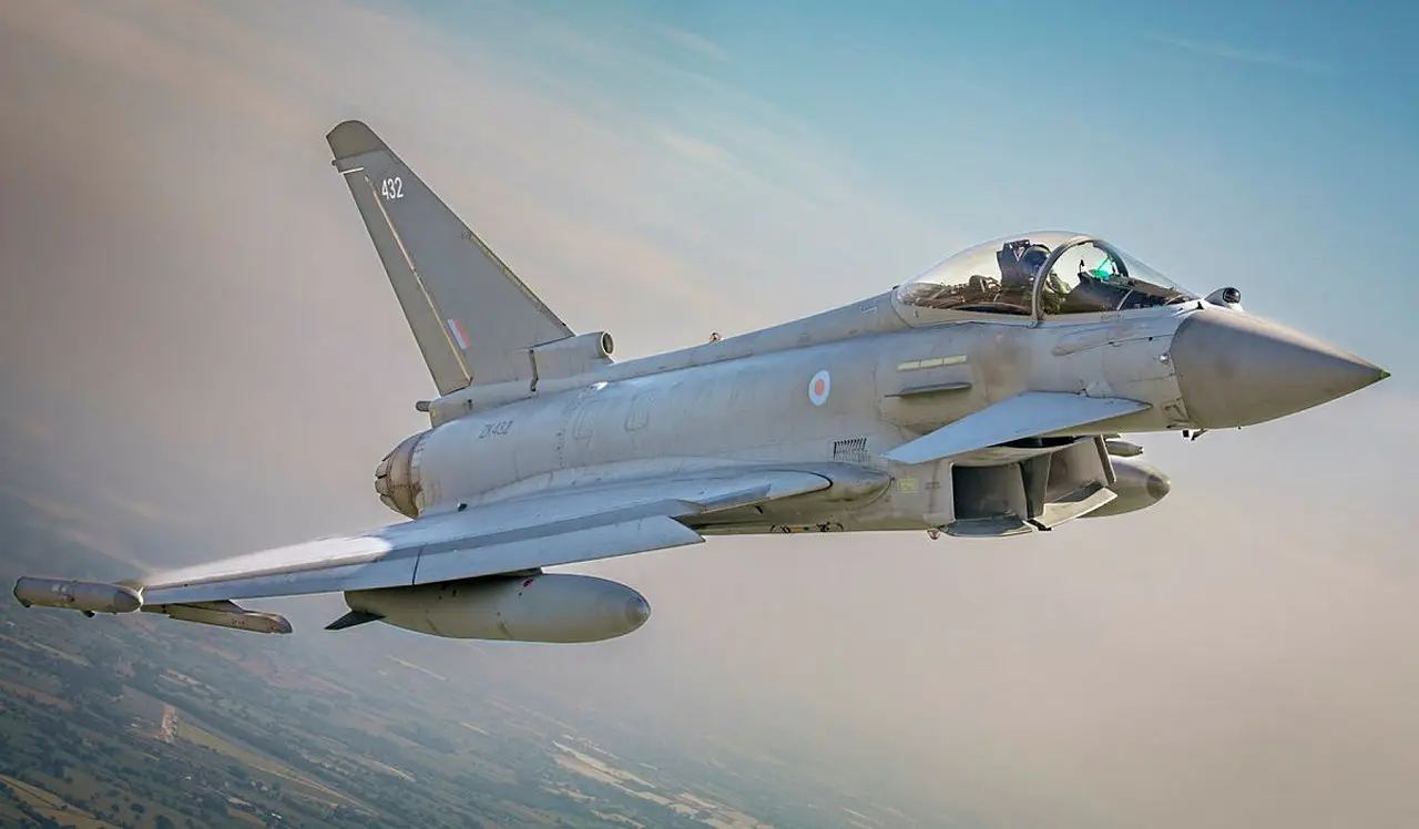 Западная пресса: китайский беспилотник выдал себя за британский истребитель