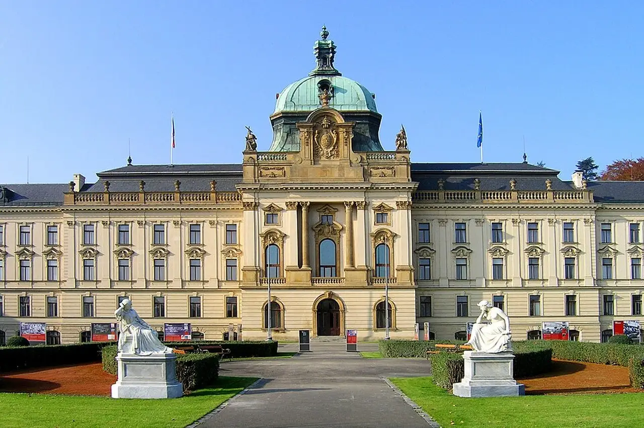 Со здания парламента Чехии сняли украинский флаг, висевший там с 2022 года