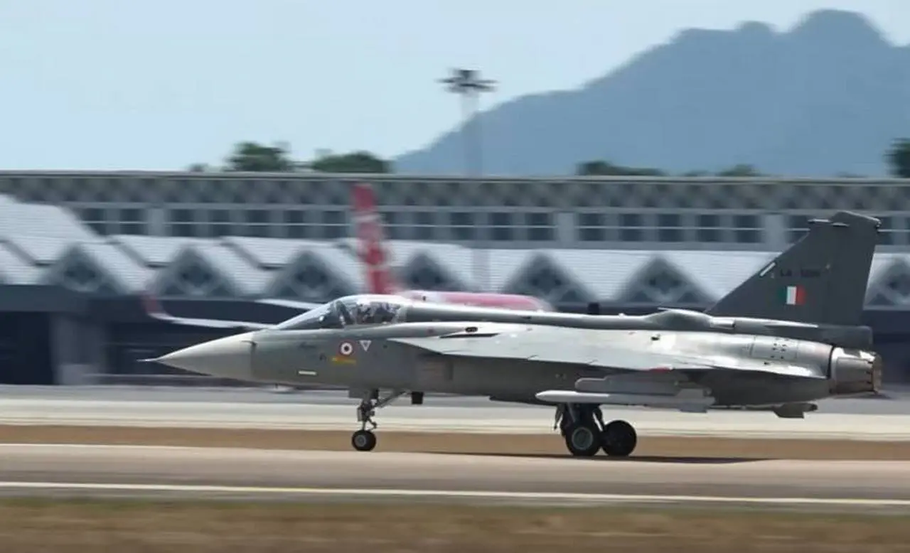 Индийский истребитель HAL LCA Tejas разбился в ходе авиашоу  Dubai Airshow-2025