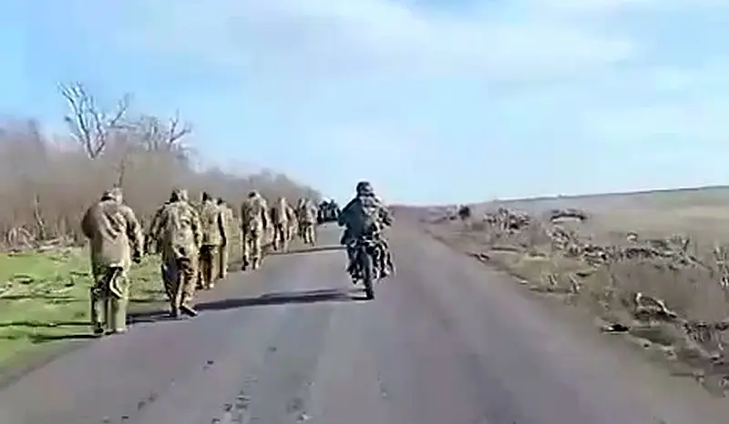 Боец ВС РФ снял на видео колонну пленных боевиков ВСУ в районе Красноармейска