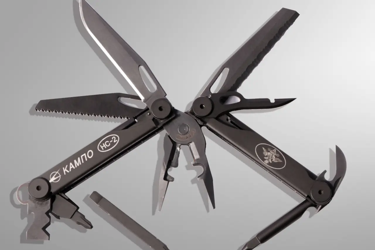 На вооружение ВС России поступают многофункциональные ножи сапёра НС-2