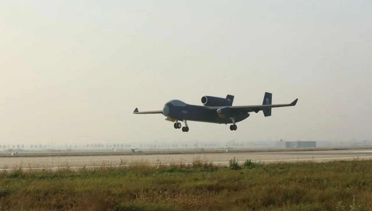 Способный нести рой дронов китайский БПЛА «Цзютянь» совершил первый полёт