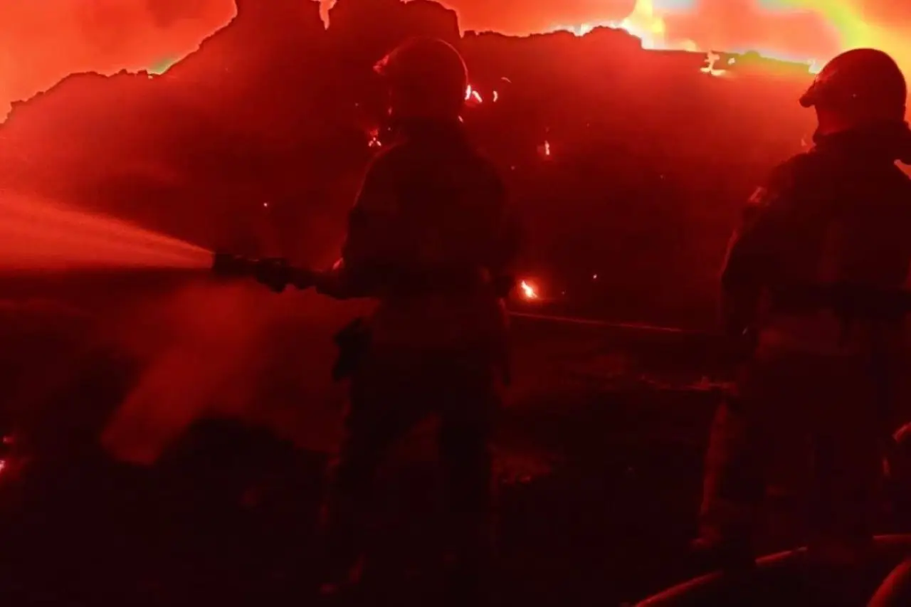 На территории завода в Днепропетровской области прогремел мощный взрыв