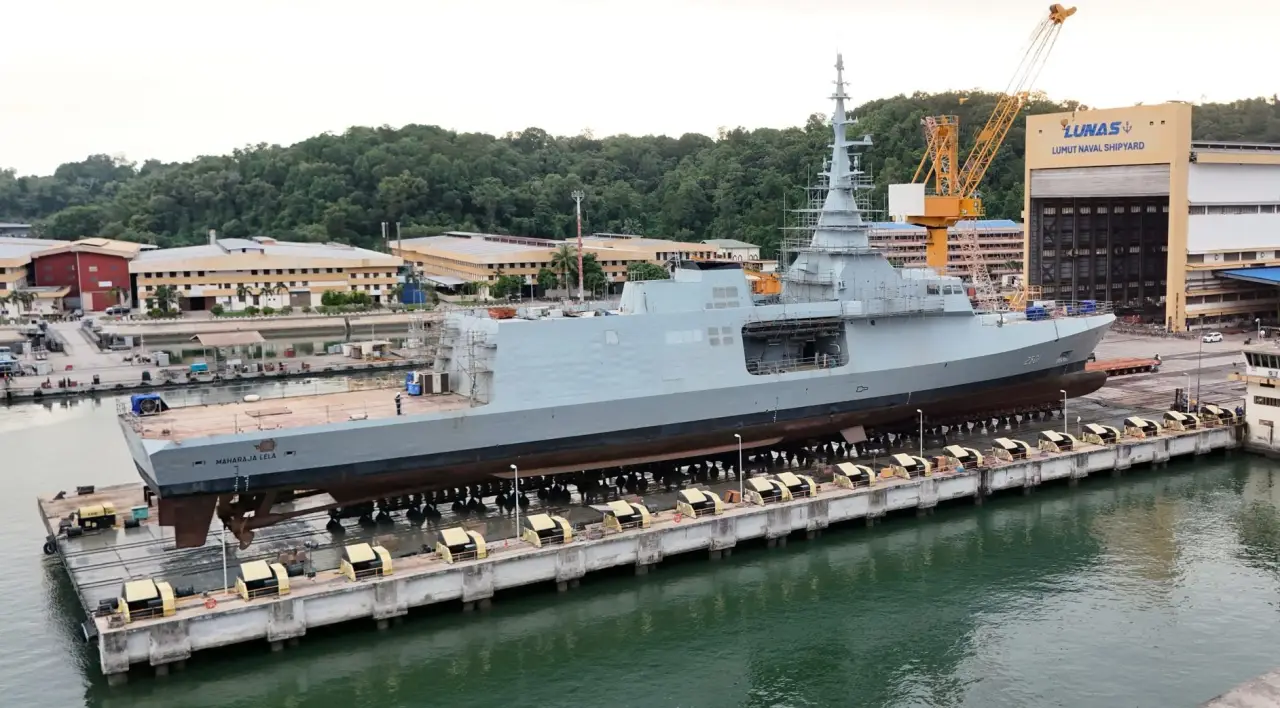 «Французы превратили корабль в долгострой»: фрегат Maharaja Lela покинул верфь