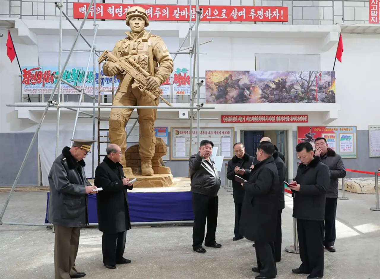 Ким Чен Ын посетил мемориал подвигов армии КНДР в обороне Курской области