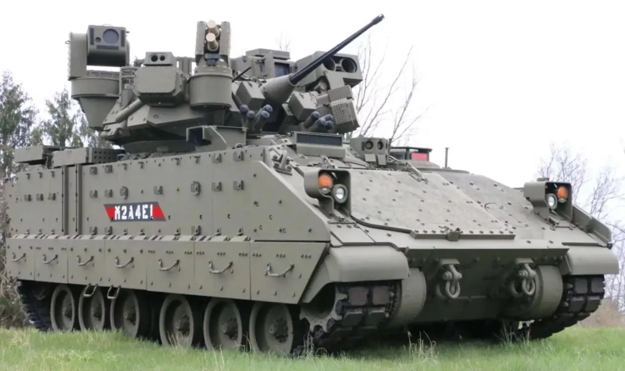 США повышают живучесть БМП Bradley установкой комплекса активной защиты Iron Fist