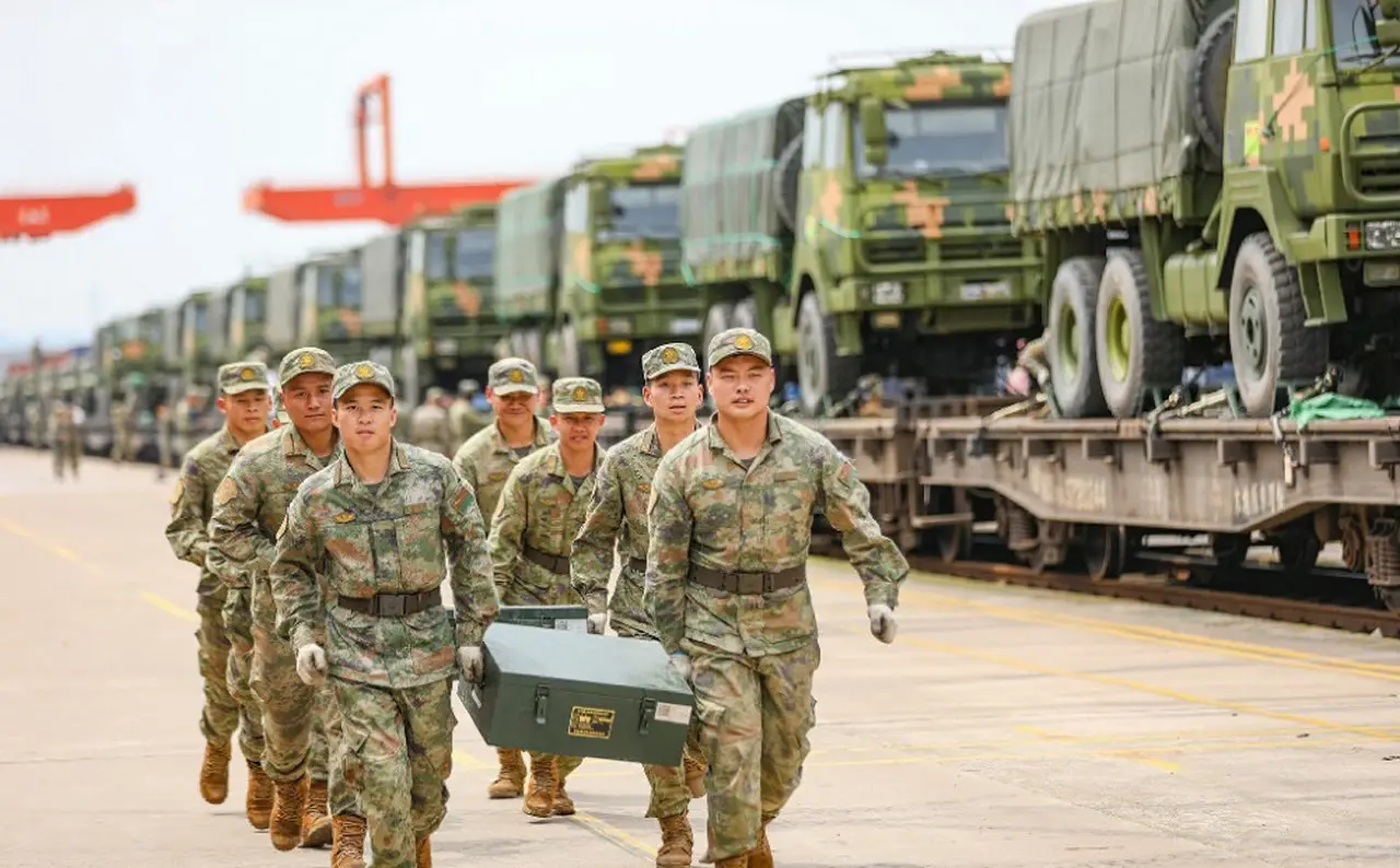 Переброску техники и солдат НОАК в Пекин связывают с попыткой госпереворота