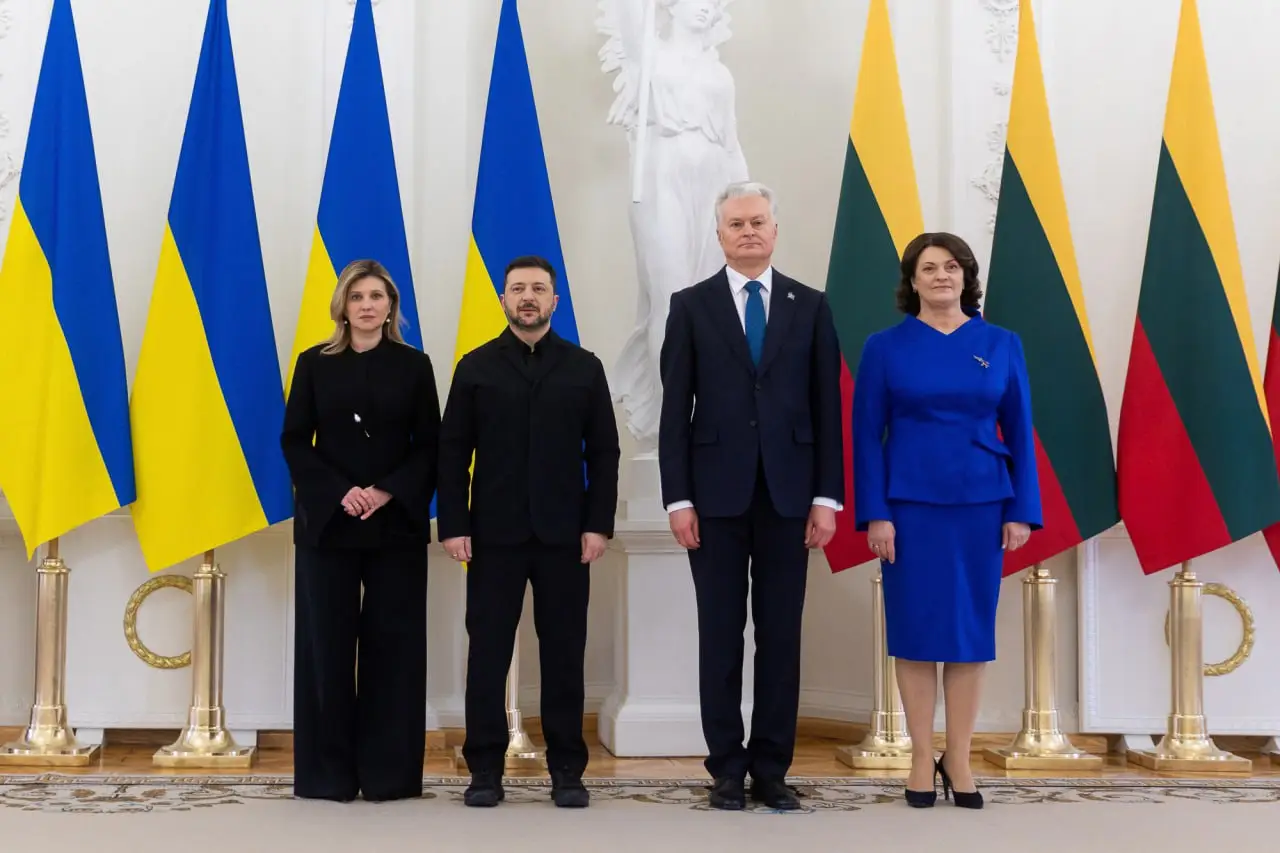 Зеленский отправился в Литву, передумав возвращаться в замерзающий Киев