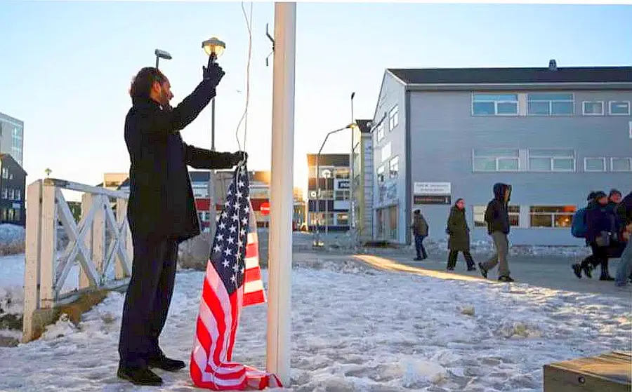 Мэр Нуука раскритиковала комика из ФРГ за попытку поднять флаг США в Гренландии