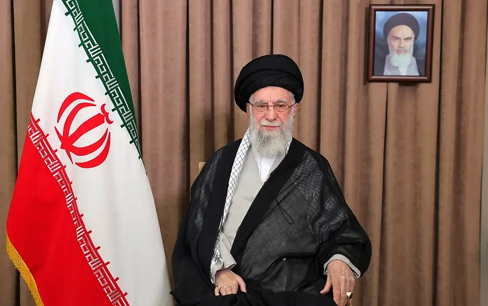 Пресса Британии: аятолла Хаменеи готов бежать в РФ в случае усиления протестов