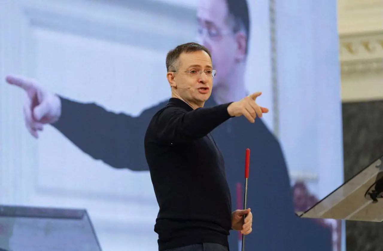 Источник объяснил, с чем связана замена Костюкова на Мединского перед Женевой