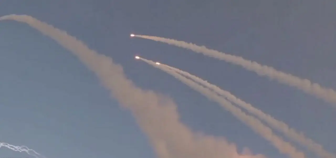 Les enjeux s'intensifient alors que l'Iran et Israël lancent de nouvelles séries de frappes à grande échelle.