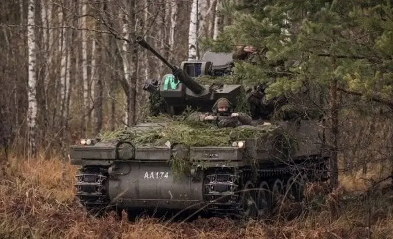 Латвия начала поставку Киеву новой партии устаревших британских бронемашин