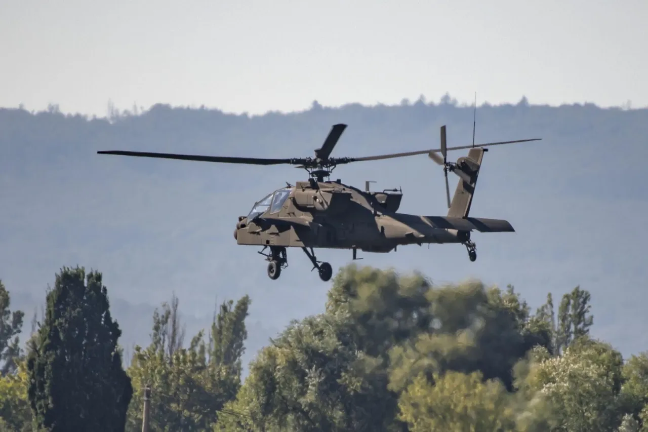 В США запустили ударно-разведывательный дрон Altius-700 с борта вертолёта Apache