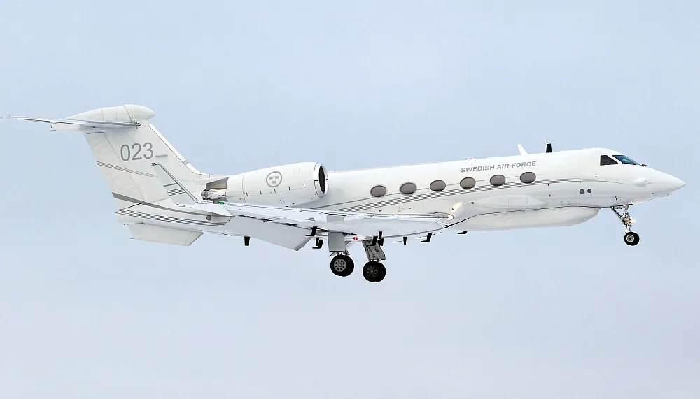 Самолёт ВВС Швеции ведёт разведку в направлении Санкт-Петербурга