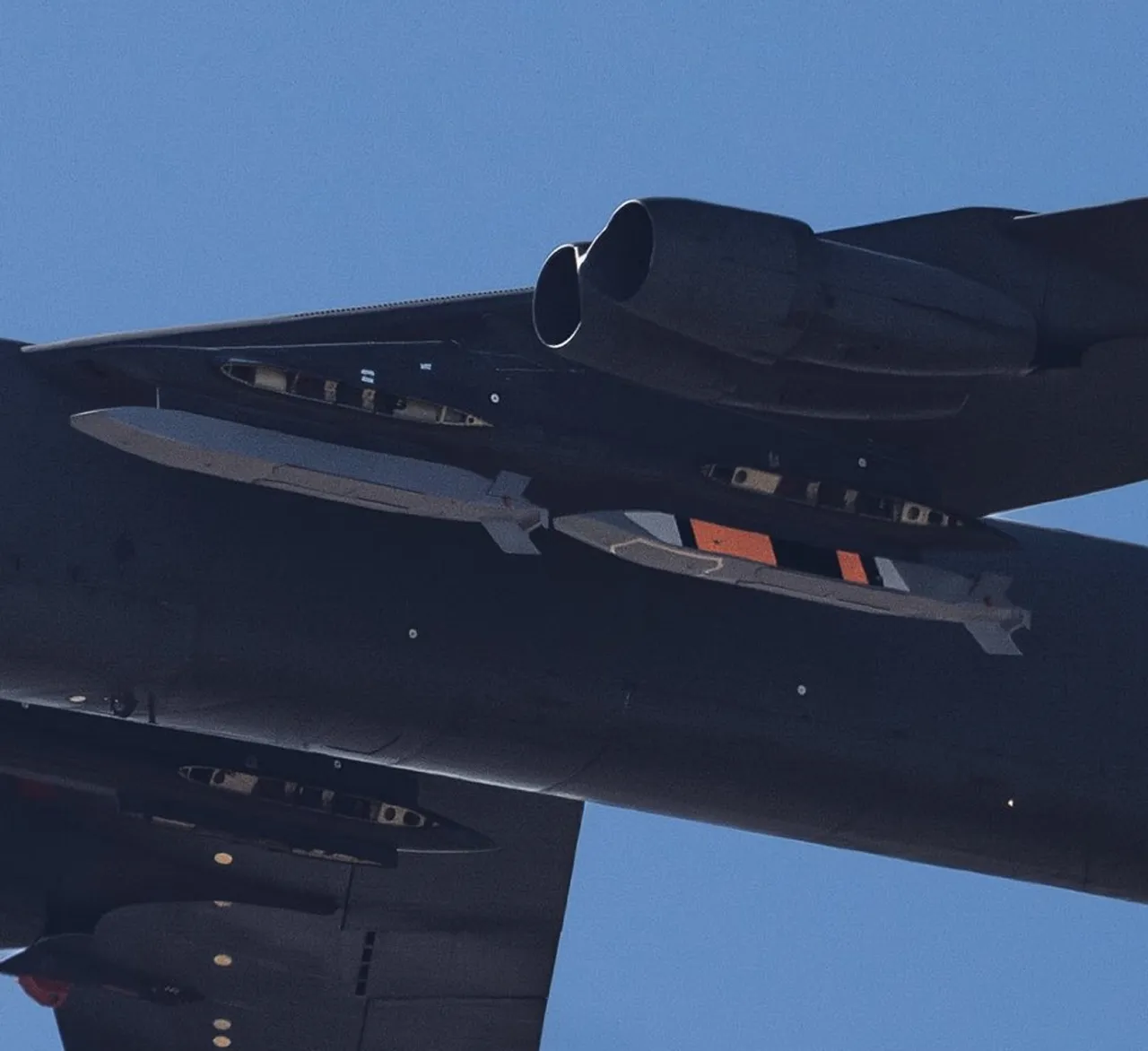 Под крылом B-52 ВВС США «засветилась» перспективная термоядерная ракета AGM-181