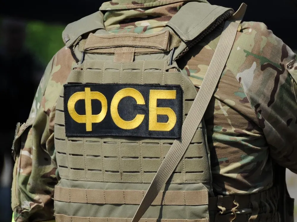ФСБ предотвратила отправку в зону СВО заминированных стелек для обуви