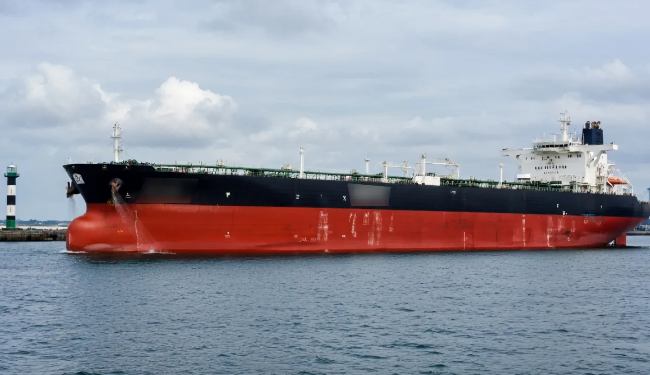 Недалеко от Дубая огневое поражение нанесено супертанкеру, судно горит