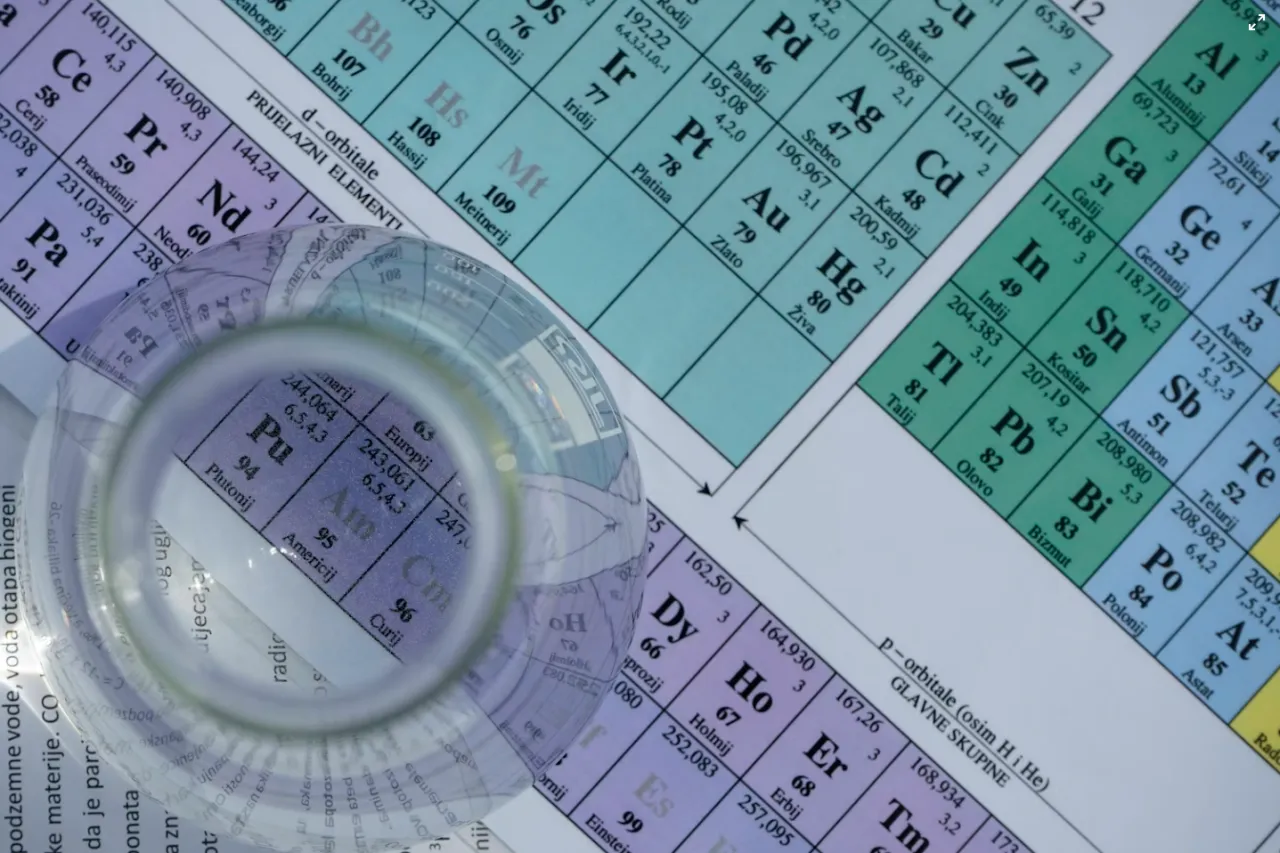 На освобожденной части ДНР найдены тайники с химическим и биологическим оружием