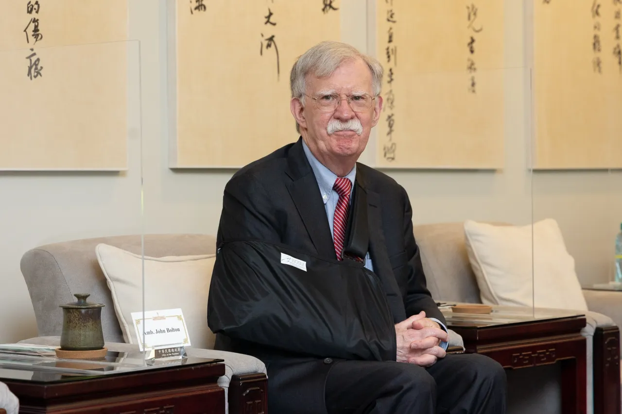 Болтон: риторика Трампа ослабляет позиции США на переговорах с Ираном