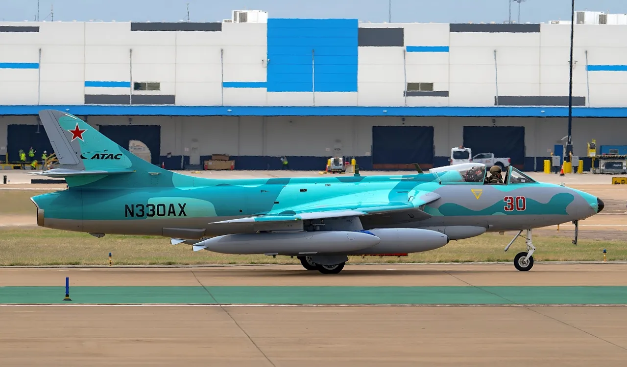 В США в российской расцветке засветился послевоенный Hawker Hunter
