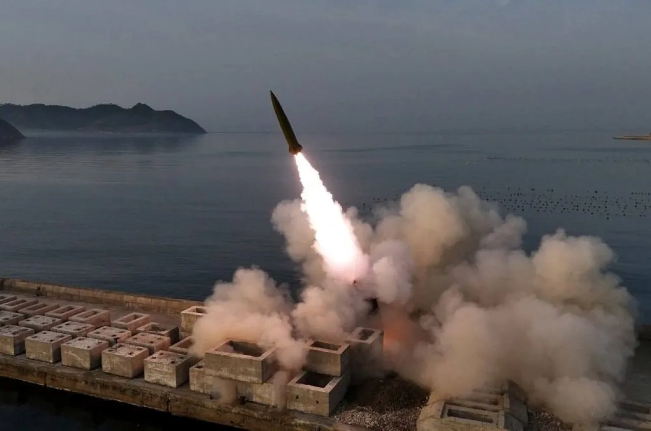 Пхеньян модернизирует свой арсенал: КНДР испытала ОТРК с кассетной боевой частью